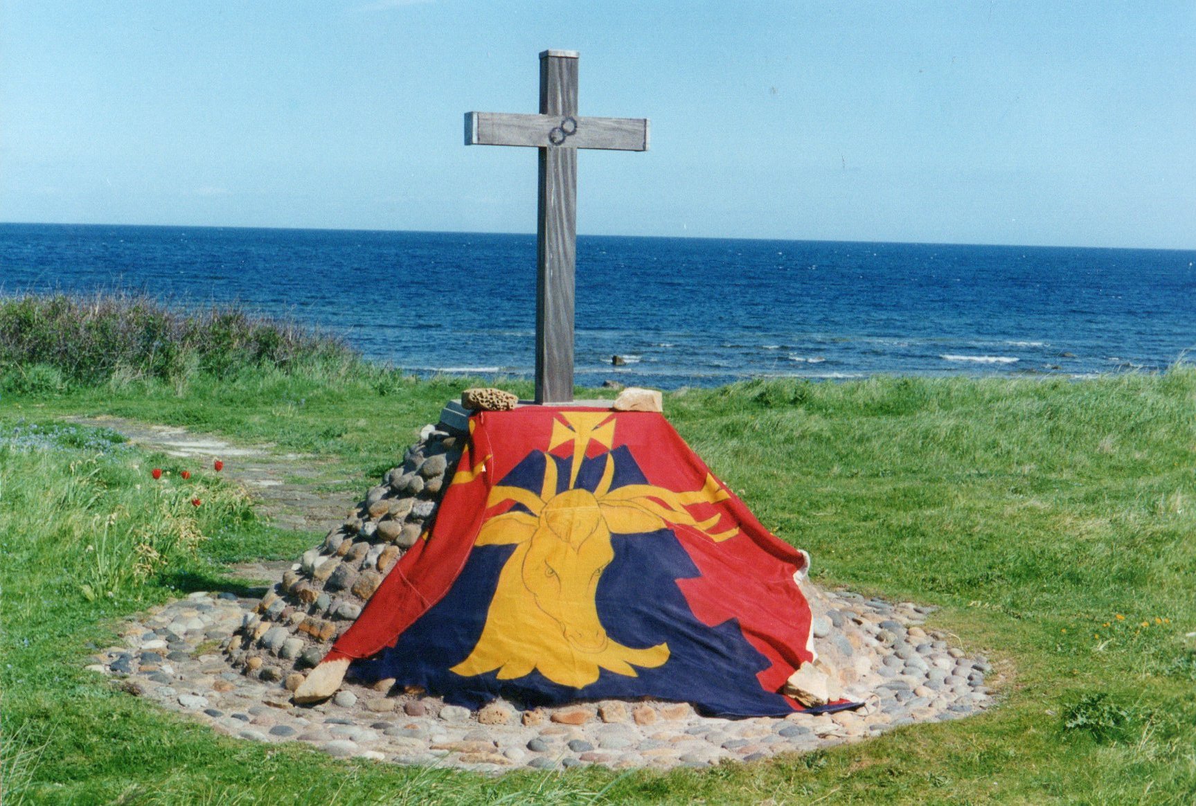 Flag of the Dandy Ninth over the memorial  at Skateraw.jpg